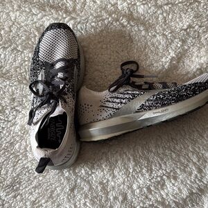 Brooks Energize Black and White Women's Sneakers